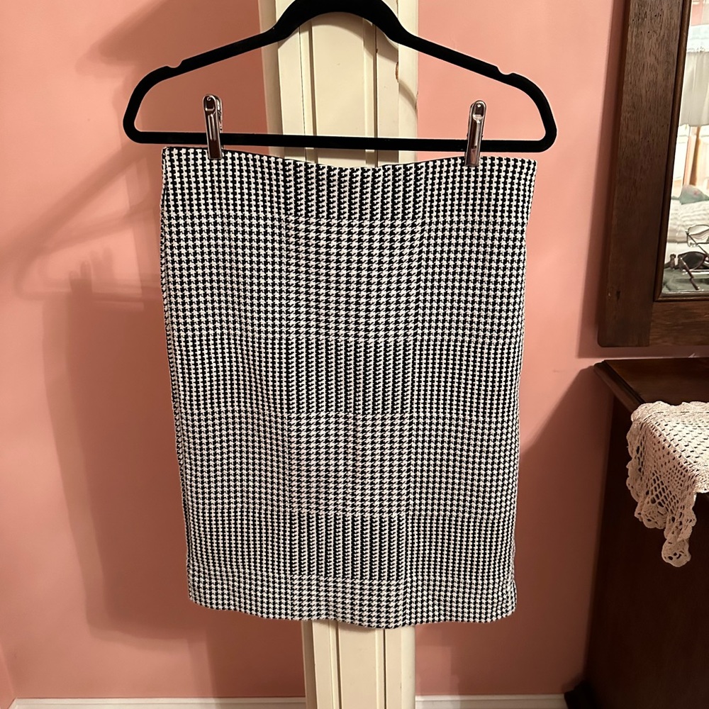 Ann Taylor Factory 10 Petite checkered houndstooth skirt!! Great condition!!